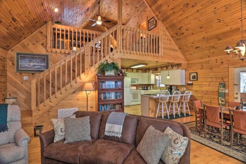 Smoky Mountain Cabin with Hot Tub and Views! in Bryson City, USA