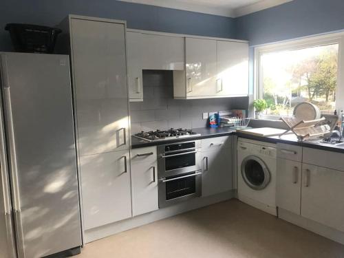 Spacious 5 Large Bedroom Victorian House - Beach 2 Miles in Penn Hill