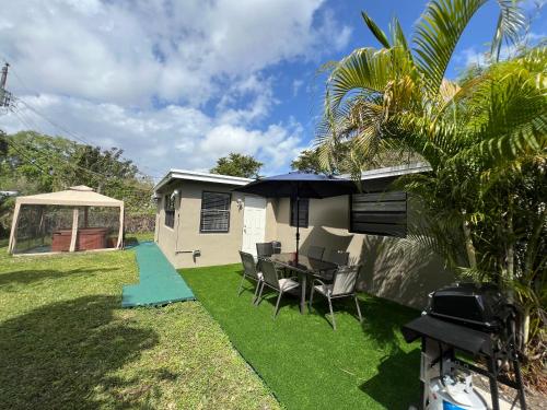 Beautiful 3 Bedroom house in Fort Lauderdale! Hot Tub and Great Location! in Dania Beach, USA