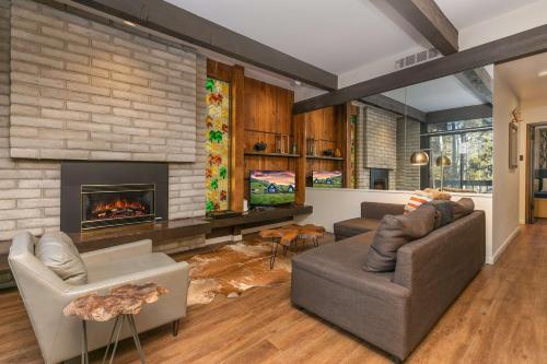 Tamarisk MidCentury Modern Walk To Main Street And Slopes