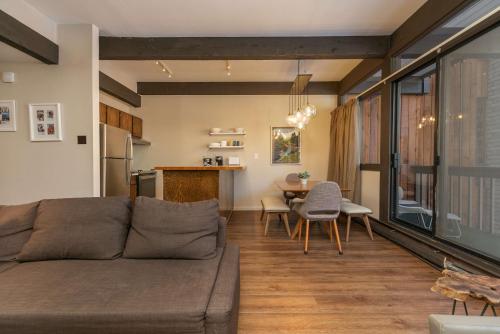 Tamarisk MidCentury Modern Walk To Main Street And Slopes in Breckenridge, USA