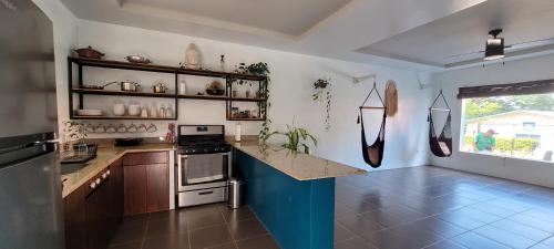 Кухня, Modern Luxury Apartment In town and Peaceful with AC and hot water in Сан-Хуан-дель-Сур