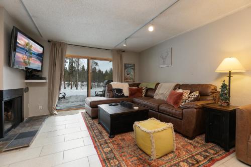 Claimjumper Retreat Townhome: Pool Hot Tub, Walk to Town – khách sạn tại Núi Baldy