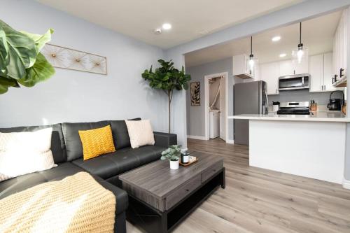 Lovely 3bedroom condo with free parking on premise thumb 3