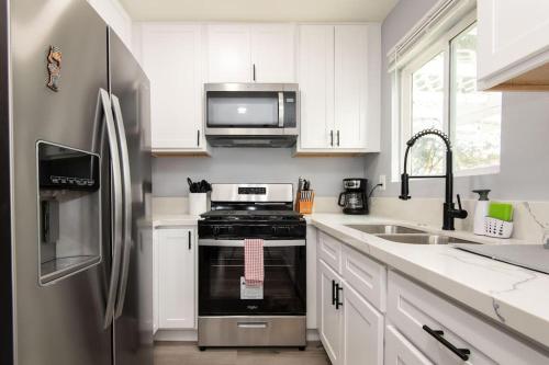 Lovely 3bedroom condo with free parking on premise detail