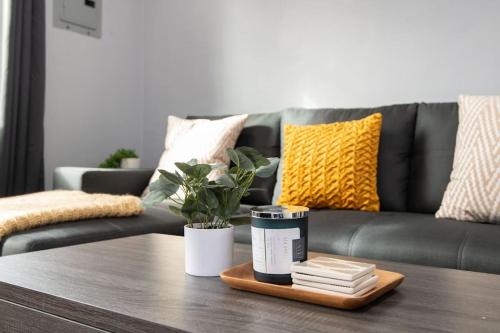 Lovely 3bedroom condo with free parking on premise in Los Angeles, USA
