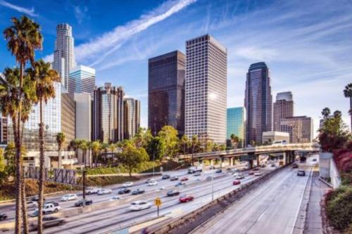 Lovely 2bedroom condo with free parking on premise