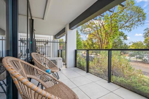 Erkély/terasz, StayAU Modern 2BR Townhouse w/ pool in Oakleigh