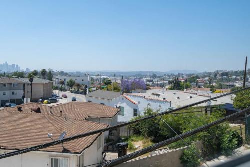 Lovely 2bedroom condo with free parking on premise thumb 3