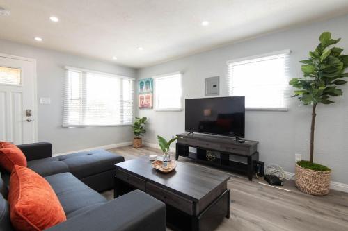 Lovely 2bedroom condo with free parking on premise thumb 4