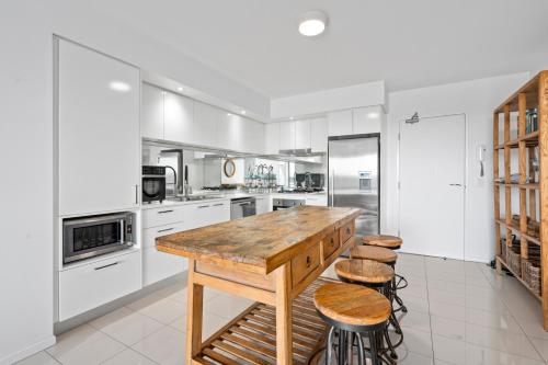 533615406 Harbour Quays Apartments