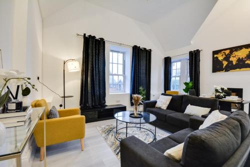 Spacious 3 Bedroom Home Perfect for Families, Groups & Contractors with free parking