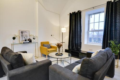 Spacious Three Bedroom sleeps 7 secured free parking photo 4