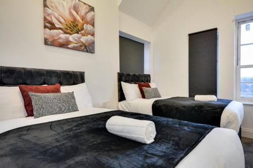 Spacious Three Bedroom sleeps 7 secured free parking photo 1