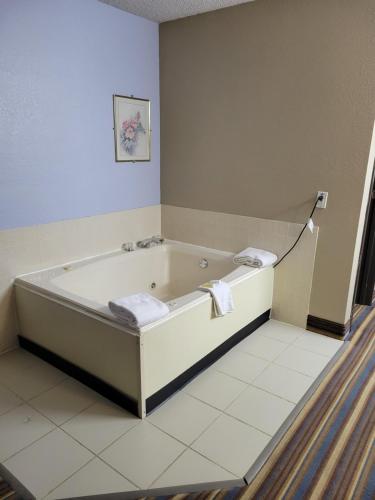 Super 8 by Wyndham Sullivan - main image