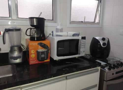 Apt Guaruja Enseada lado praia FAN 1 dorm Tv Netflix Wi-Fi Ar ate 5 pessoas near Barracao Do Alemao