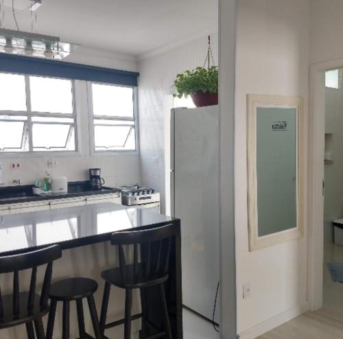 Apt Guaruja Enseada lado praia FAN 1 dorm Tv Netflix Wi-Fi Ar ate 5 pessoas near Barracao Do Alemao