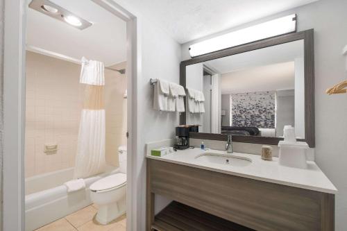 Howard Johnson by Wyndham Cleveland - image 13
