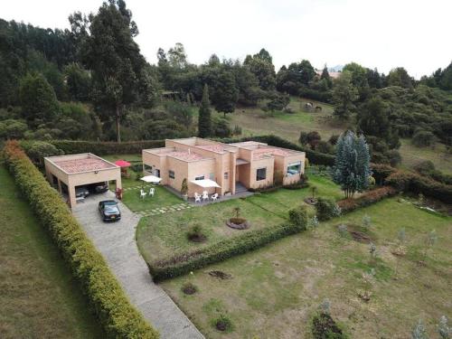 Amplia casa en medio del bosque