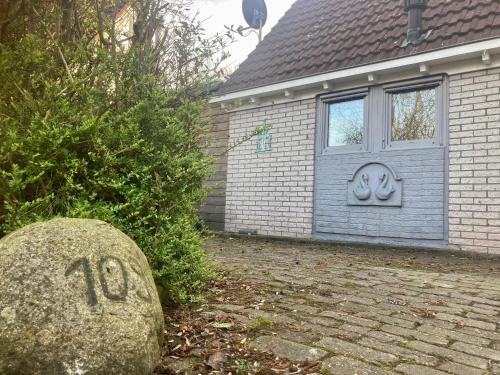  Holiday home - 8 persons - with sauna at the Lauwerslake near Wadden Sea in Oostmahorn