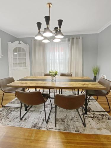 Lux 3BR, Steps from Airport, U of R & Grocery Stores in R and K Skyranch Airport