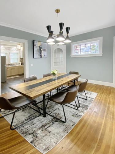 Lux 3BR, Steps from Airport, U of R & Grocery Stores in R and K Skyranch Airport