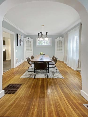 Lux 3BR, Steps from Airport, U of R & Grocery Stores in R and K Skyranch Airport