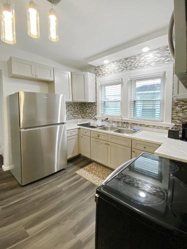 Lux 3BR, Steps from Airport, U of R & Grocery Stores in R and K Skyranch Airport