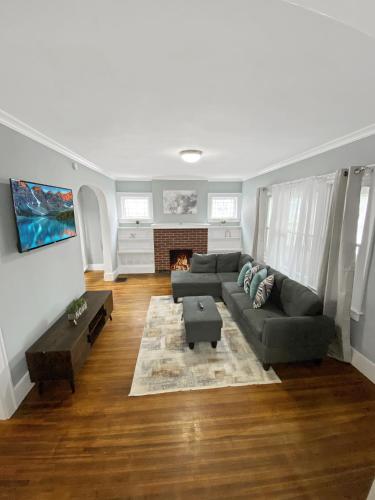 Lux 3BR, Steps from Airport, U of R & Grocery Stores in R and K Skyranch Airport