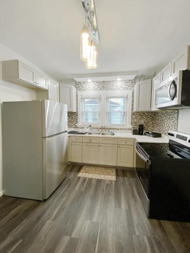 Lux 3BR, Steps from Airport, U of R & Grocery Stores in R and K Skyranch Airport