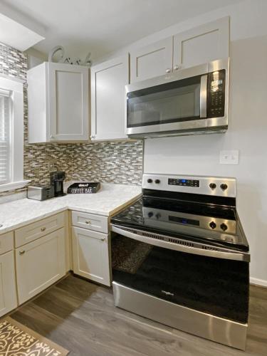 Lux 3BR, Steps from Airport, U of R & Grocery Stores in R and K Skyranch Airport