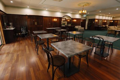 餐廳, 勞森河濱套房酒店 (The Lawson Riverside Suites) in 沃加沃加