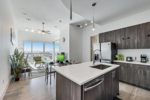 Snappy loft style 2BR I Gym I Parking I Workspace in Dallas, USA