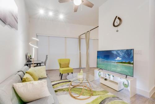 Snappy loft style 2BR I Gym I Parking I Workspace in Dallas, USA