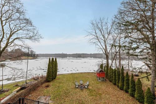 4 br Lakehouse, Fire Pit, King Beds, Bunk room