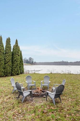 4 br Lakehouse, Fire Pit, King Beds, Bunk room