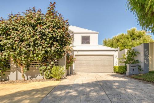 'Karrinyup Villa' Lush Indoor-Outdoor Living