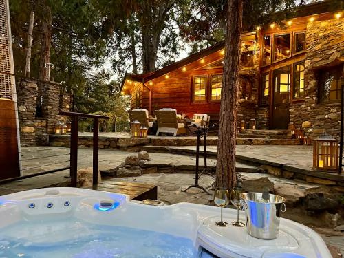 A szálláshely kívülről, Luxury Nature Getaway Stone House by Casa Oso in Bootjack (CA)