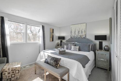 Stylish Haven 11 Minutes from the Richmond Airport Stylish Haven 11 Minutes from the Richmond Airport