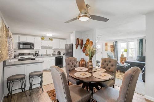 Stylish Haven 11 Minutes from the Richmond Airport Stylish Haven 11 Minutes from the Richmond Airport