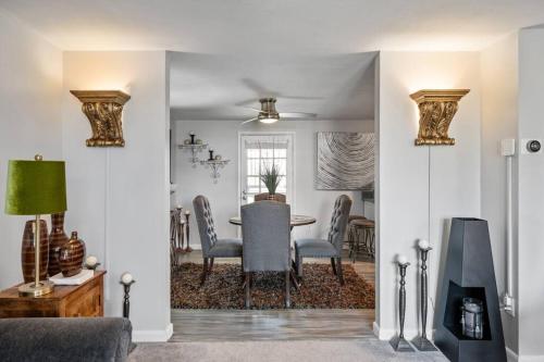 Stylish Haven 11 Minutes from the Richmond Airport Stylish Haven 11 Minutes from the Richmond Airport