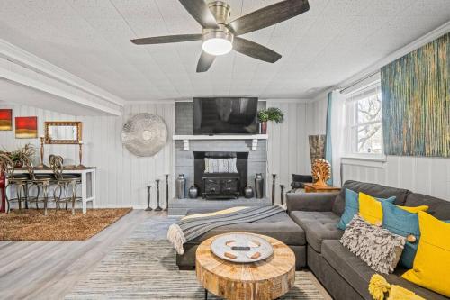 Stylish Haven 11 Minutes from the Richmond Airport Stylish Haven 11 Minutes from the Richmond Airport