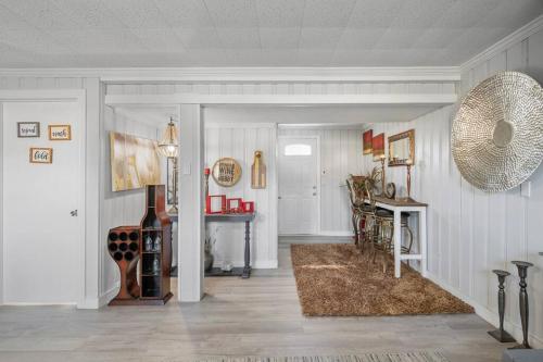 Stylish Haven 11 Minutes from the Richmond Airport Stylish Haven 11 Minutes from the Richmond Airport