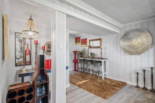 Stylish Haven 11 Minutes from the Richmond Airport Stylish Haven 11 Minutes from the Richmond Airport