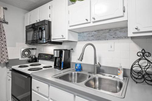 Stylish Haven 11 Minutes from the Richmond Airport Stylish Haven 11 Minutes from the Richmond Airport