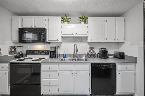 Stylish Haven 11 Minutes from the Richmond Airport Stylish Haven 11 Minutes from the Richmond Airport