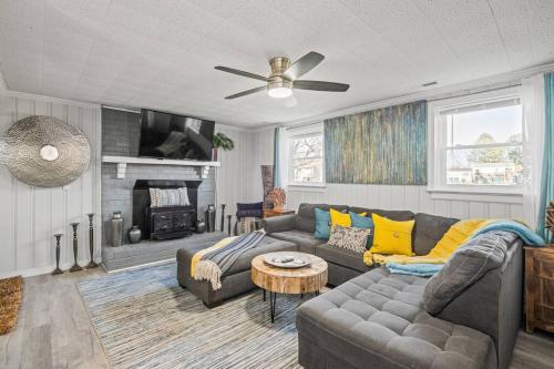 Stylish Haven 11 Minutes from the Richmond Airport Stylish Haven 11 Minutes from the Richmond Airport