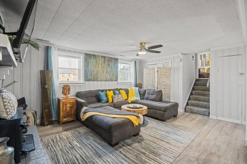 Stylish Haven 11 Minutes from the Richmond Airport Stylish Haven 11 Minutes from the Richmond Airport