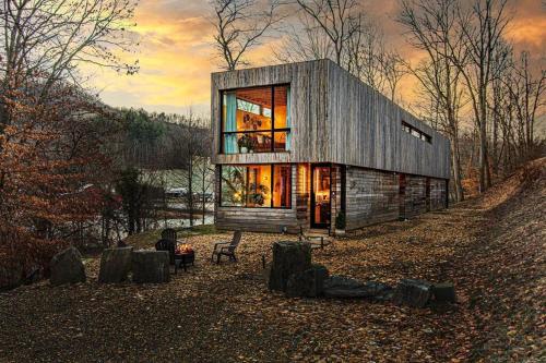 Longhaus: Modern Minimalist Luxury Home: Firepit, outdoor kitchen, pets - Marshall, NC