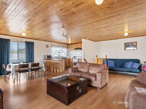 Three-Bedroom House room in Boonderabbi Family Retreat in Cowes